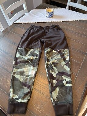 Nike Men’s Medium Camo Panel Joggers in Olive and Brown